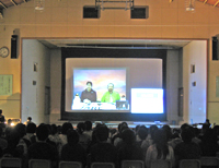 「南極教室」昭和基地と大倉山小の交信の様子
